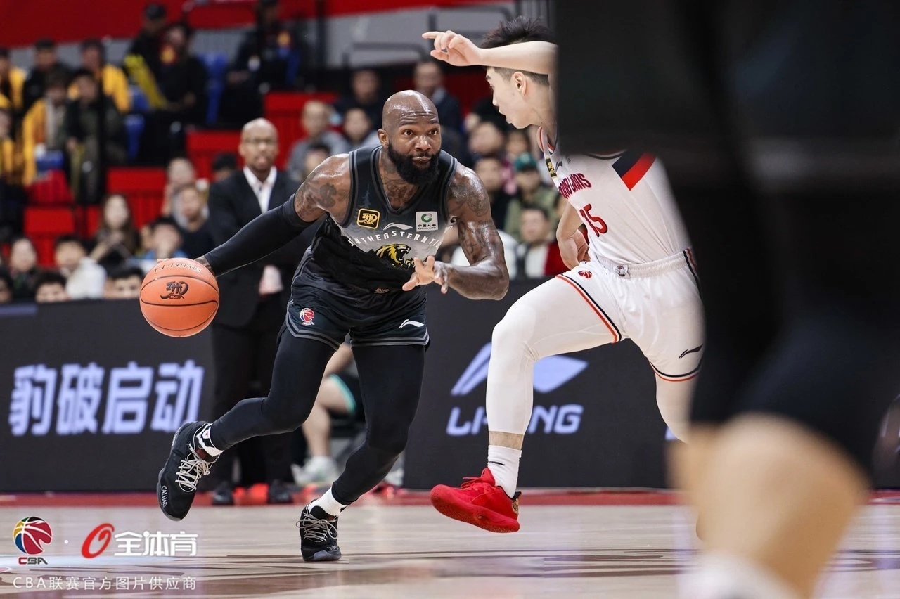 冲刺阶段体能课后,芝加哥公牛临场应变备战CBA常规赛,气氛紧张,更衣室氛围转暖的简单介绍 冲刺阶段体能课后,芝加哥公牛临场应变备战CBA常规赛,气氛紧张,更衣室氛围转暖的简单介绍